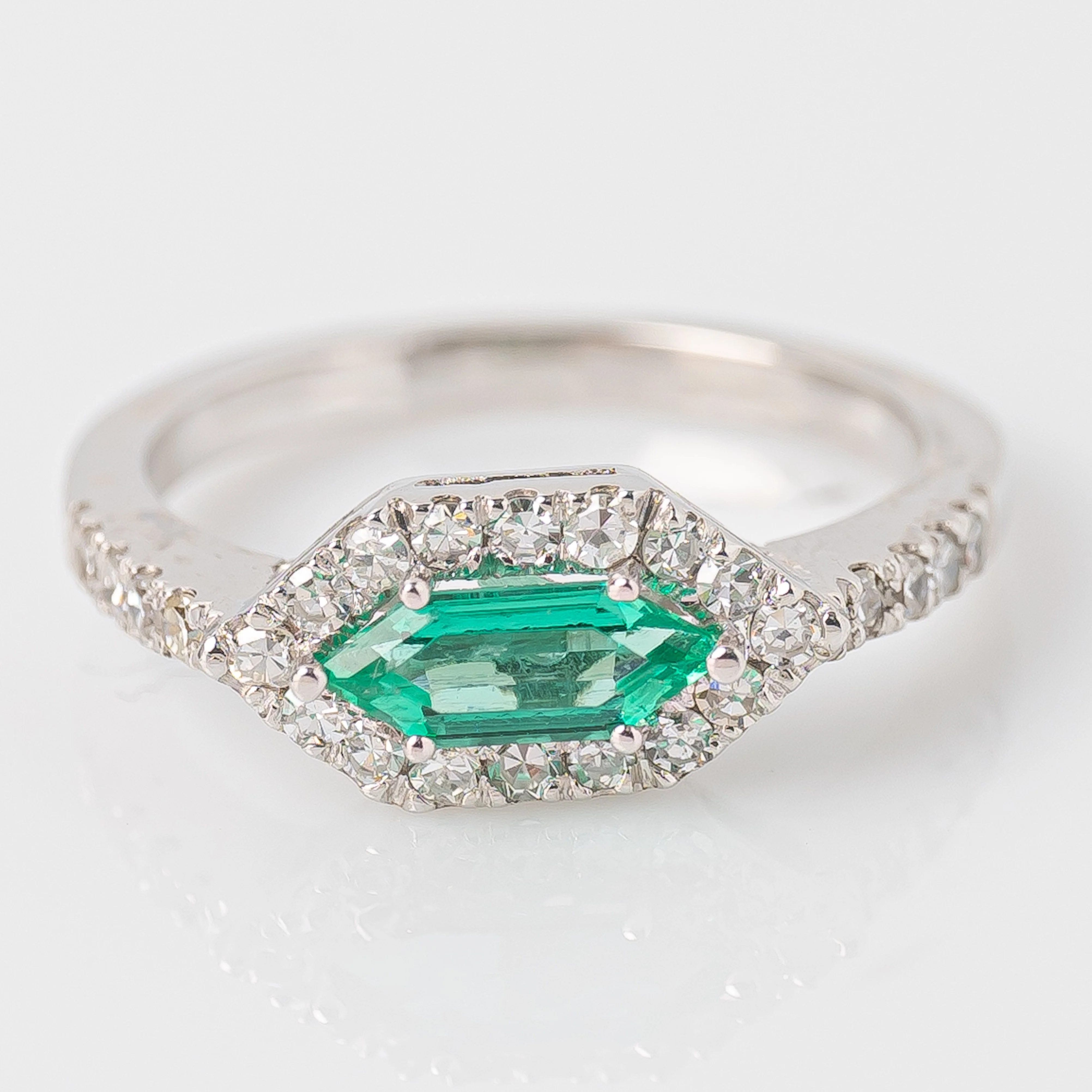 Anillo Oval Esmeralda & Diamantes Talla 6 - Image 3